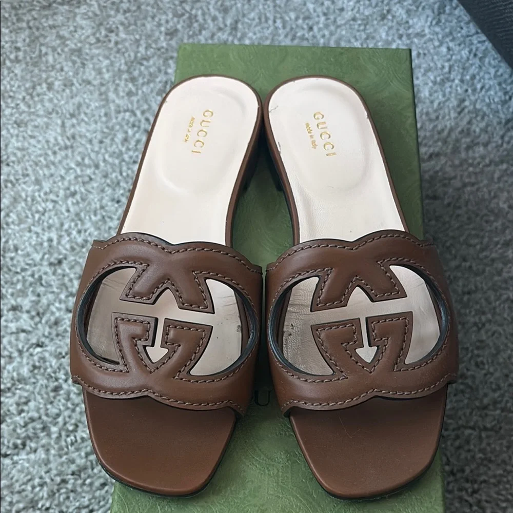 🤎Gucci Women's slide sandal with Interlocking G size 35.5 (US 6) 🤎 - Picture 3 of 8